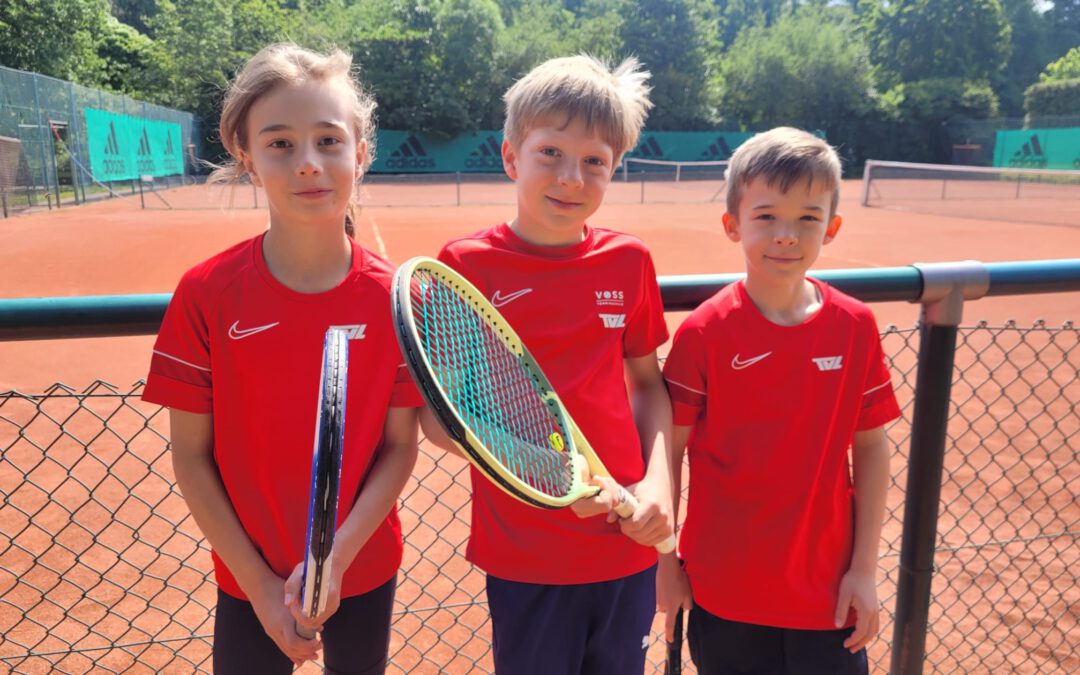 Clara, Paul und Benjamin organisieren Projekttag “Tennis” für ihre Schulklasse